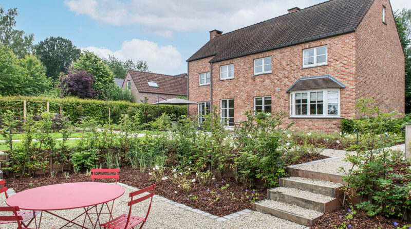 Vanaf de straat is de toon duidelijk gezet. De tuin die deze woning in een woonwijk in Waals-Brabant omringt, is een Franse tuin waarvan de lijnen en het ritme nauwkeurig zijn bepaald volgens de wensen van de klant. Thibault van Duyse en Joffrey Wamberchies van het Waalse tuinbedrijf 'Le jardin des paysagistes' wonnen met dit project de award voor 'Jong Talent' in de wedstrijd 'De Waalse Tuinaannemer 2024'.