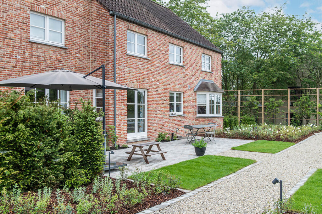 Vanaf de straat is de toon duidelijk gezet. De tuin die deze woning in een woonwijk in Waals-Brabant omringt, is een Franse tuin waarvan de lijnen en het ritme nauwkeurig zijn bepaald volgens de wensen van de klant. Thibault van Duyse en Joffrey Wamberchies van het Waalse tuinbedrijf 'Le jardin des paysagistes' wonnen met dit project de award voor 'Jong Talent' in de wedstrijd 'De Waalse Tuinaannemer 2024'.
