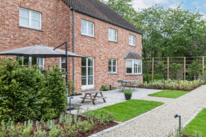 Vanaf de straat is de toon duidelijk gezet. De tuin die deze woning in een woonwijk in Waals-Brabant omringt, is een Franse tuin waarvan de lijnen en het ritme nauwkeurig zijn bepaald volgens de wensen van de klant. Thibault van Duyse en Joffrey Wamberchies van het Waalse tuinbedrijf 'Le jardin des paysagistes' wonnen met dit project de award voor 'Jong Talent' in de wedstrijd 'De Waalse Tuinaannemer 2024'.