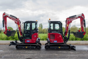 De Yanmar ViO33 en ViO38 zijn twee zerotail minigravers die uitblinken in prestaties en wendbaarheid op compacte werkterreinen. Dankzij hun korte zwenkradius en indrukwekkende stabiliteit zijn ze bijzonder geschikt voor nauwkeurige graafwerken in tuinen, opritten en zwembadinstallaties.