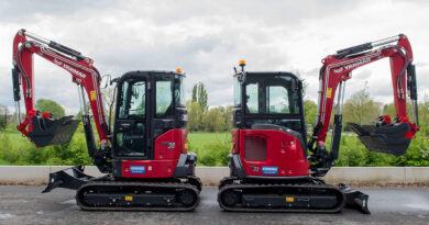 De Yanmar ViO33 en ViO38 zijn twee zerotail minigravers die uitblinken in prestaties en wendbaarheid op compacte werkterreinen. Dankzij hun korte zwenkradius en indrukwekkende stabiliteit zijn ze bijzonder geschikt voor nauwkeurige graafwerken in tuinen, opritten en zwembadinstallaties.