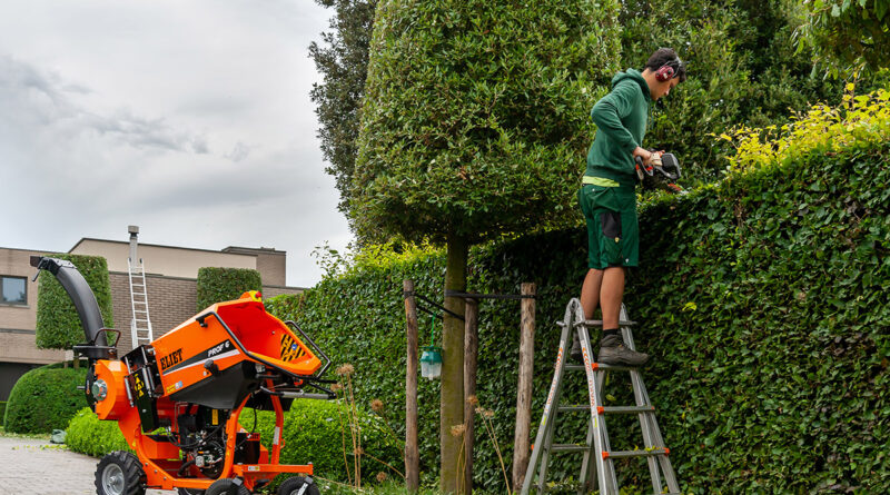 Snoeien en scheren van hagen is een specialiteit die in de praktijk vaak voorbehouden blijft aan tuinaannemers. Het is één van de belangrijkste activiteiten binnen het beroep en vormt, samen met maaien, het grootste deel van het tuinonderhoud. Daarbij ontstaat steevast een groot volume snoeiresten. Voor tuinaannemers vormt dit snoeiafval een uitdaging waarvoor zij geacht worden een passende oplossing te vinden. Vaak worden de snoeiresten afgevoerd: vroeger belandden ze op de brandstapel, later op het containerpark.