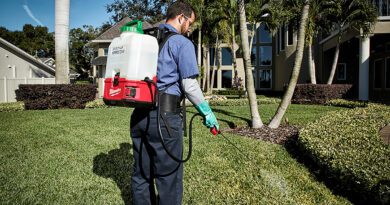 De Milwaukee M18™ SWITCH TANK™ is een krachtige rugspuit die speciaal werd ontwikkeld voor professioneel gebruik in tuinonderhoud en tuinaanleg. Dankzij het innovatieve ontwerp met verwisselbare tanks kan je eenvoudig wisselen tussen toepassingen zoals het sproeien van herbiciden, meststoffen of reinigingsmiddelen – zonder risico op vermenging.
