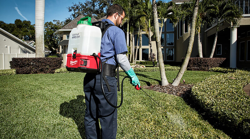 De Milwaukee M18™ SWITCH TANK™ is een krachtige rugspuit die speciaal werd ontwikkeld voor professioneel gebruik in tuinonderhoud en tuinaanleg. Dankzij het innovatieve ontwerp met verwisselbare tanks kan je eenvoudig wisselen tussen toepassingen zoals het sproeien van herbiciden, meststoffen of reinigingsmiddelen – zonder risico op vermenging.