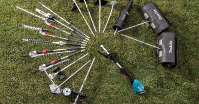 De Makita UX01GZ is een topklasse combisysteem voor de professional die topprestaties eist zonder compromissen. Aangedreven door het krachtige XGT 40 V Max-platform, levert deze machine tot 67% meer vermogen dan het traditionele LXT-systeem, terwijl het ontwerp verrassend licht blijft met een gewicht van slechts 5,1 kg.