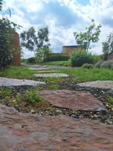 Stapstenen, flagstones en stapelmuren met natuurlijke uitstraling