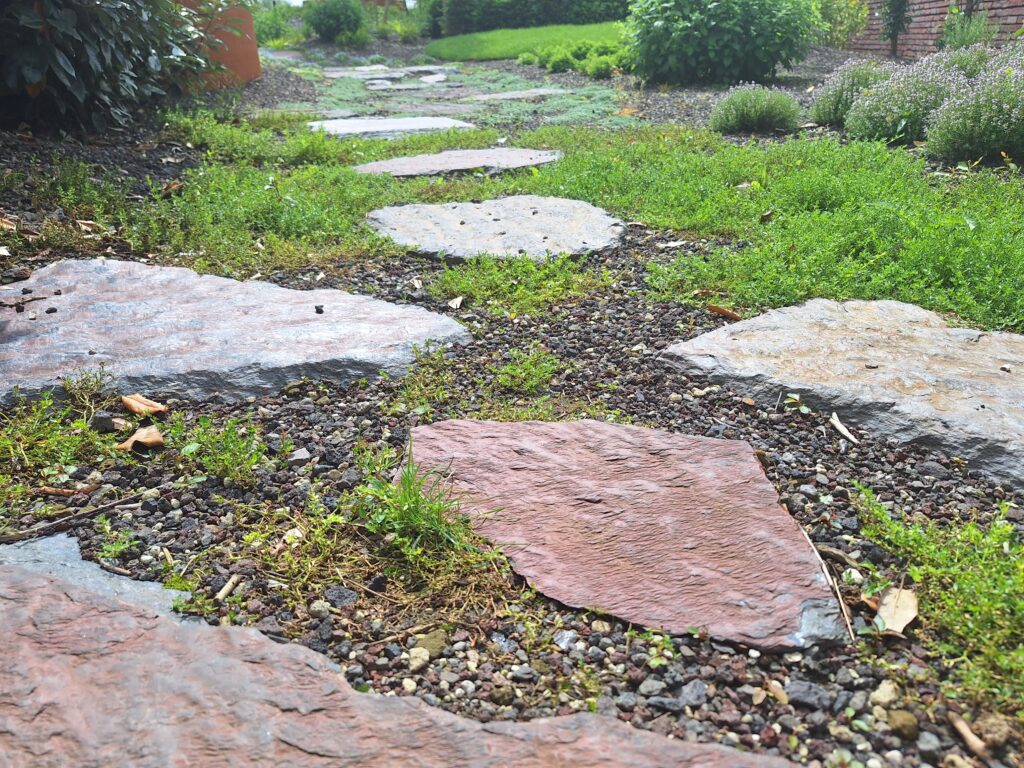 Stapstenen, flagstones en stapelmuren met natuurlijke uitstraling