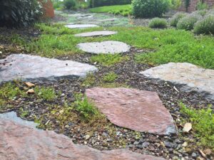 Stapstenen, flagstones en stapelmuren met natuurlijke uitstraling