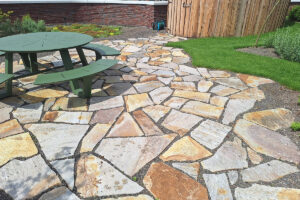 Stapstenen, flagstones en stapelmuren combineren esthetiek met functionaliteit en bieden ontwerpers en tuinaannemers flexibiliteit in tuinprojecten. E.L.S. Garden geeft advies over materiaalkeuze en plaatsing, zodat deze natuurlijke elementen optimaal aansluiten bij het ontwerp, de praktische toepassing en de beleving van de tuin.
