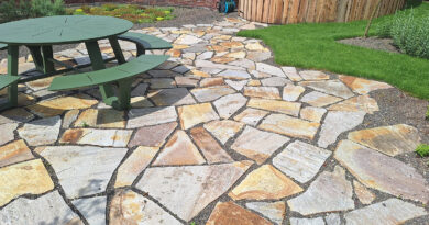 Stapstenen, flagstones en stapelmuren combineren esthetiek met functionaliteit en bieden ontwerpers en tuinaannemers flexibiliteit in tuinprojecten. E.L.S. Garden geeft advies over materiaalkeuze en plaatsing, zodat deze natuurlijke elementen optimaal aansluiten bij het ontwerp, de praktische toepassing en de beleving van de tuin.