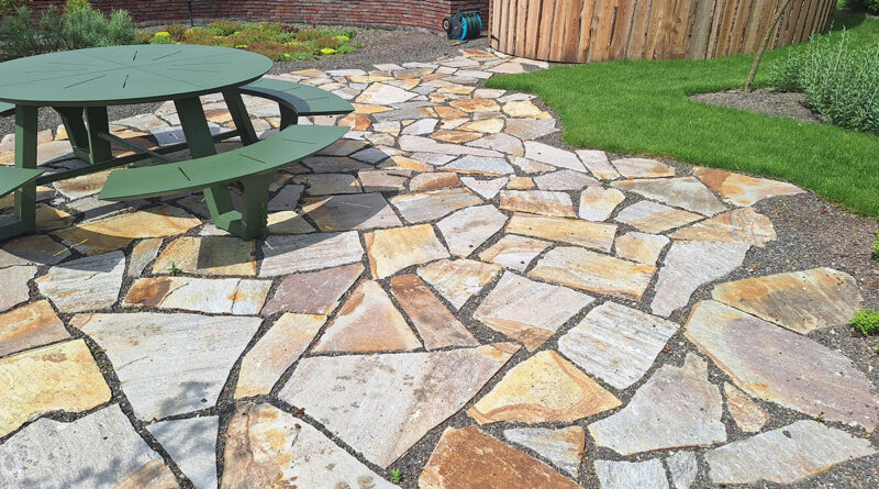 Stapstenen, flagstones en stapelmuren combineren esthetiek met functionaliteit en bieden ontwerpers en tuinaannemers flexibiliteit in tuinprojecten. E.L.S. Garden geeft advies over materiaalkeuze en plaatsing, zodat deze natuurlijke elementen optimaal aansluiten bij het ontwerp, de praktische toepassing en de beleving van de tuin.