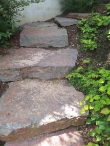 Stapstenen, flagstones en stapelmuren met natuurlijke uitstraling