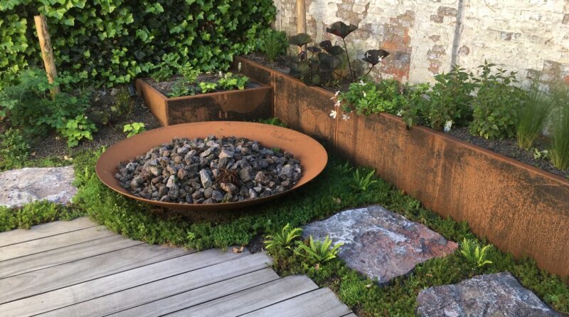 Hergebruik van natuursteen blijft relevant binnen hedendaagse tuinprojecten. Deze blauwe hardsteen met gekloven bovenzijde combineert circulair materiaalgebruik met een uitgesproken oppervlaktestructuur.