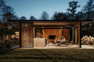 Renson Outdoor en Amani ontwikkelden een luxe terrasoverkapping rondom een volgroeide boom.