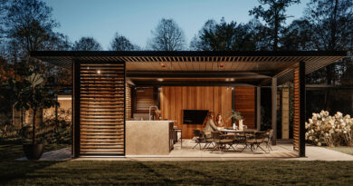 Renson Outdoor en Amani ontwikkelden een luxe terrasoverkapping rondom een volgroeide boom.