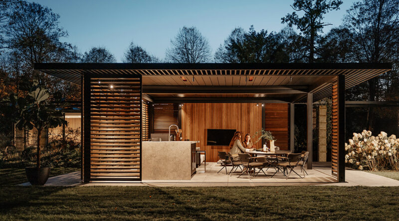Renson Outdoor en Amani ontwikkelden een luxe terrasoverkapping rondom een volgroeide boom.