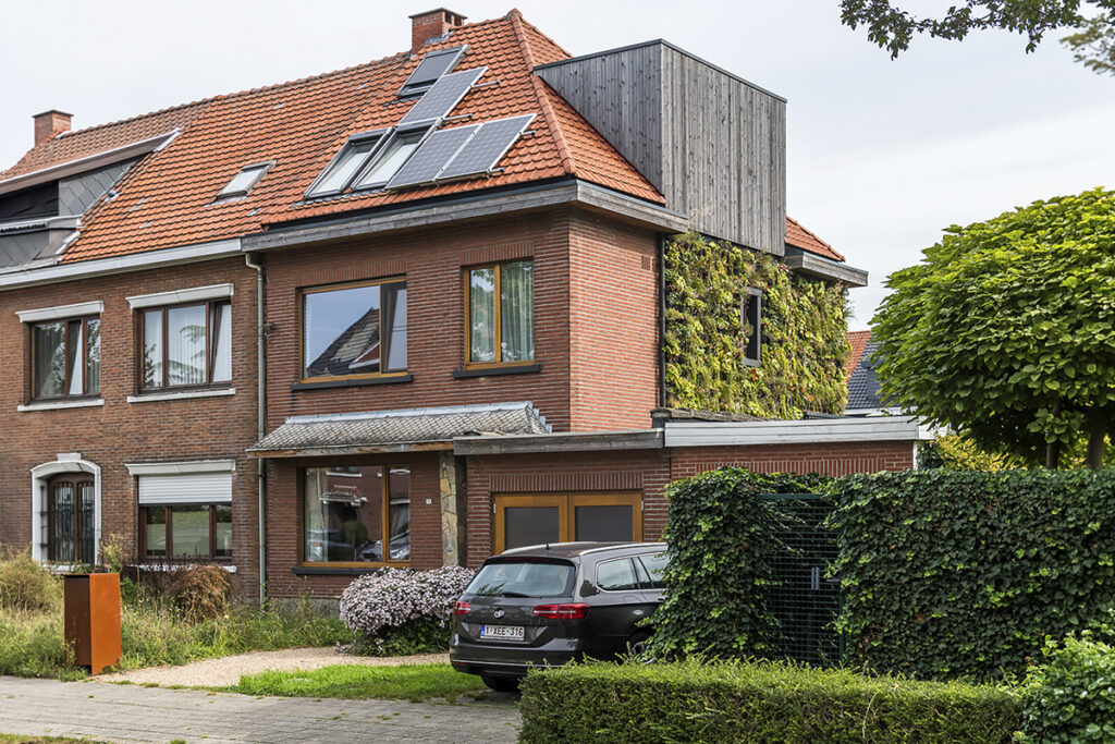 Verticaal groen als bouwschil: Muurtuin combineert biodiversiteit, verkoeling en waterzuivering in modulaire groensystemen
