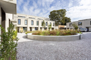 C. Van der Linden Tuin- en Landschapsarchitectuur: Hill Yard: een groene oase als kloppend hart van het woonproject