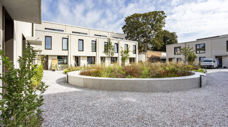 C. Van der Linden Tuin- en Landschapsarchitectuur: Hill Yard: een groene oase als kloppend hart van het woonproject