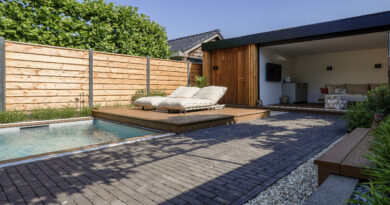 Stel u voor: een strak terras, rondom genieten, gasten ontvangen - en met één elegante beweging schuift het geheel opzij en onthult het heldere water eronder. Dat is de belofte van WaluDeck.