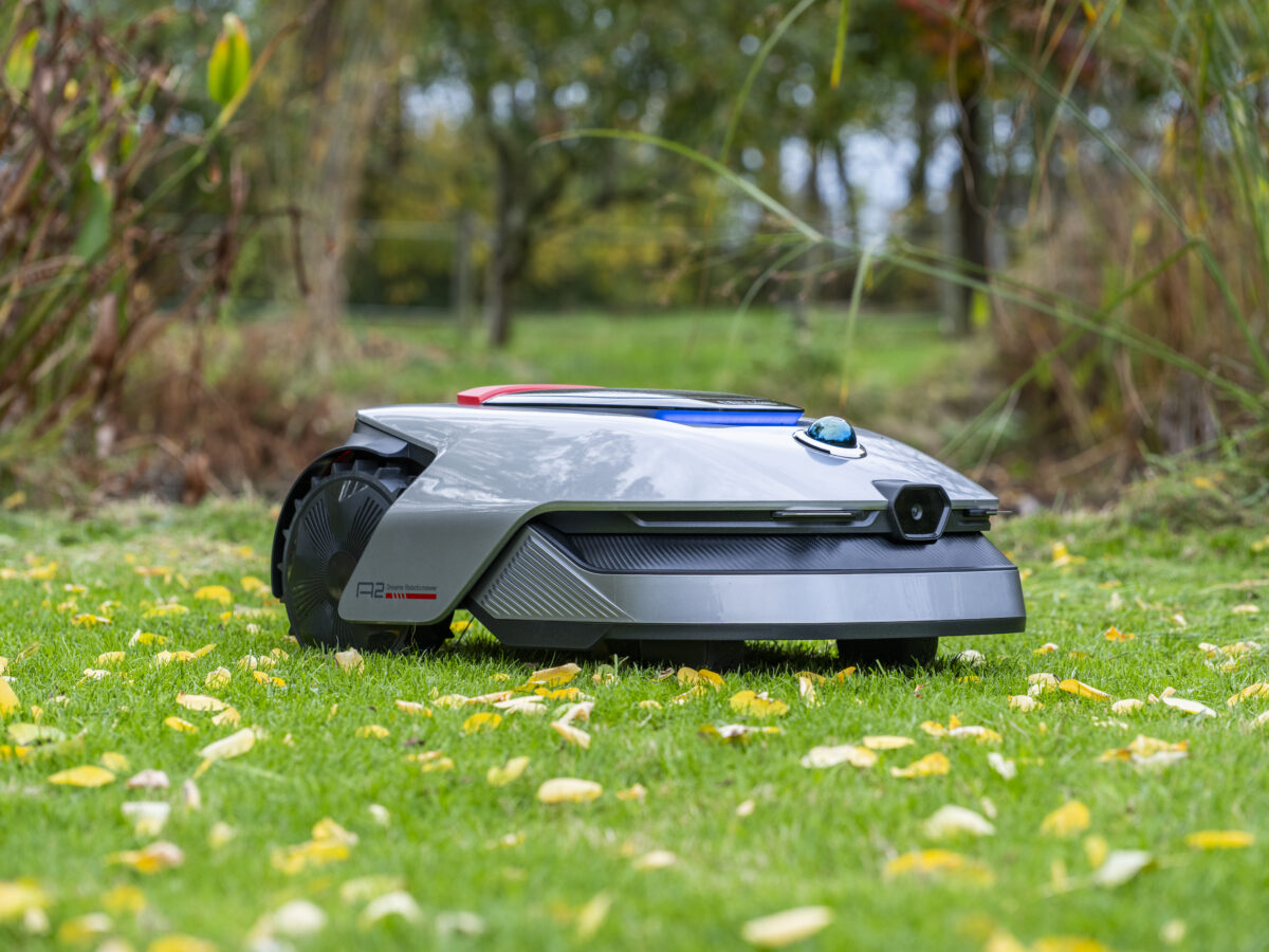 De Dreame A2 is een innovatieve robotmaaier die zich onderscheidt door zijn geavanceerde LiDAR-navigatie gecombineerd met AI-technologie, waardoor hij zonder fysieke begrenzingsdraad of complex GPS-systeem werkt. Dit betekent minder installatie-werk en meer vrijheid in tuinontwerp, zelfs bij grote gazons.