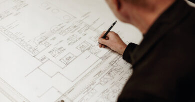 Tuinontwerper en beplantingsspecialist Cor van Gelderen geeft een boeiende uiteenzetting over ‘hypernatuur’. Van Gelderen is een bekend figuur in de groensector, met een uitgesproken rock-’n-rollgehalte en bovenal een encyclopedische plantenkennis die hij opbouwde vanuit zijn jarenlange ervaring als kweker.
