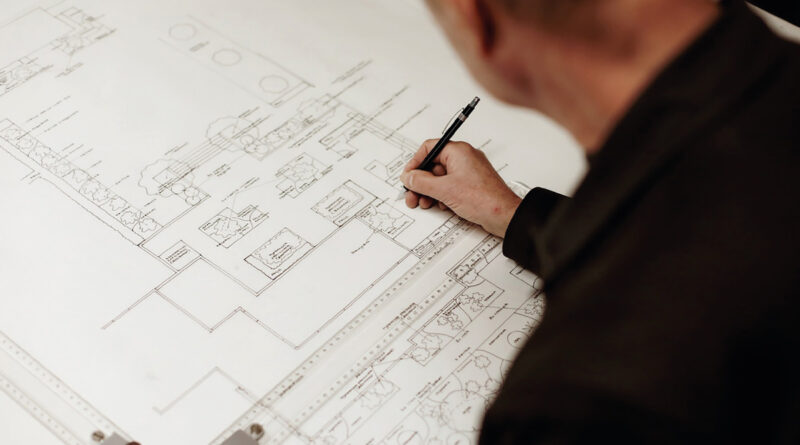 Tuinontwerper en beplantingsspecialist Cor van Gelderen geeft een boeiende uiteenzetting over ‘hypernatuur’. Van Gelderen is een bekend figuur in de groensector, met een uitgesproken rock-’n-rollgehalte en bovenal een encyclopedische plantenkennis die hij opbouwde vanuit zijn jarenlange ervaring als kweker.